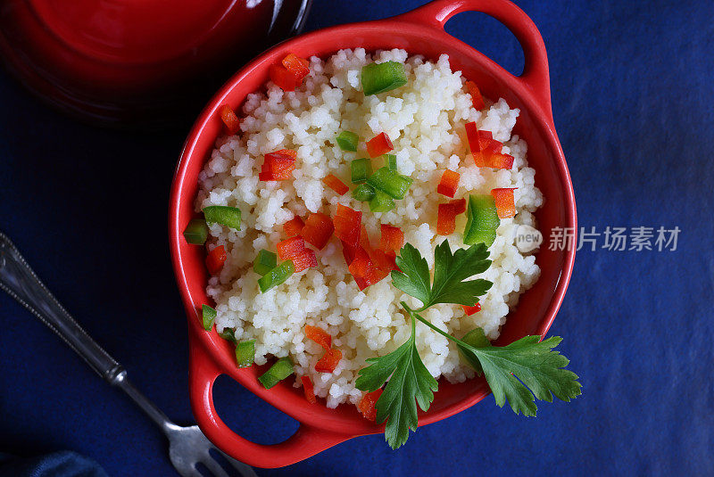 蒸粗麦粉和香菜