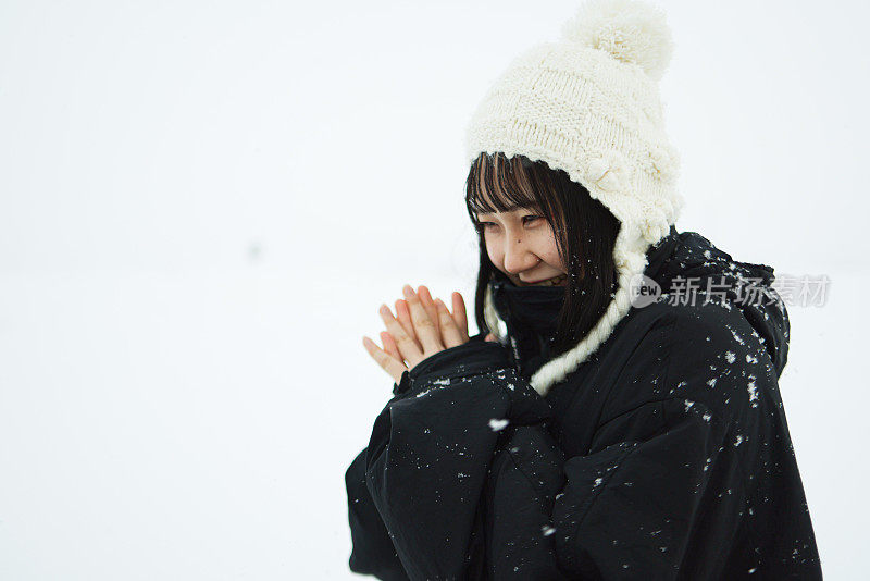 年轻女子在寺庙走廊休息