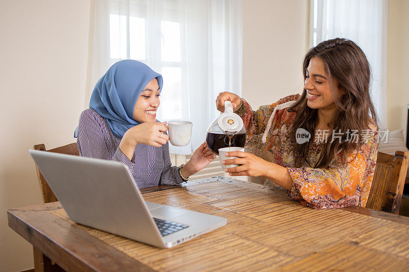 两个参加在线课程的年轻女性