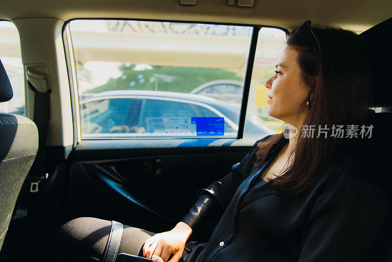 女企业家在迪拜市乘坐出租车