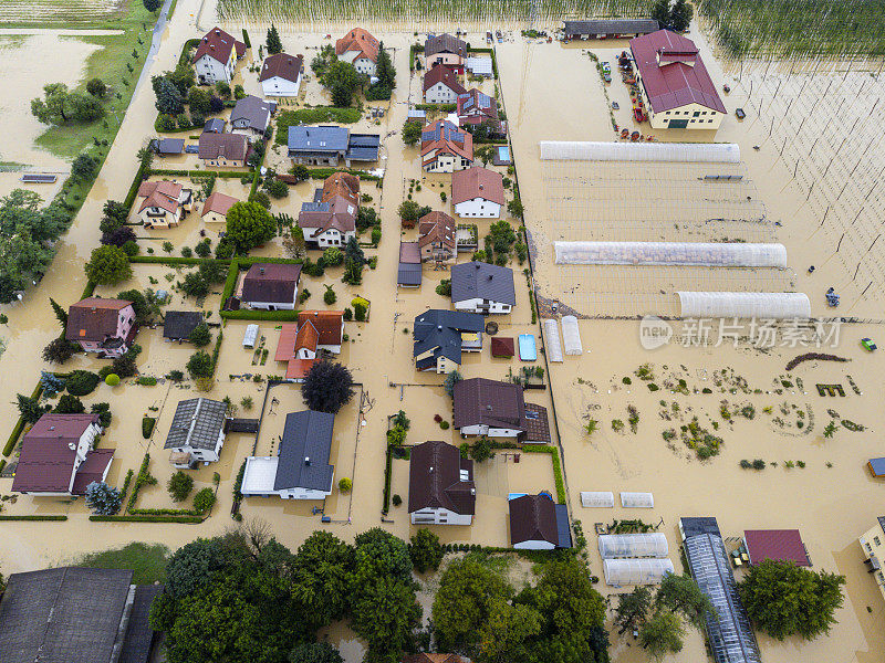 鸟瞰受严重洪水影响的郊区，房屋部分被淹没，街道被水淹没。地点:斯洛文尼亚的扎莱克