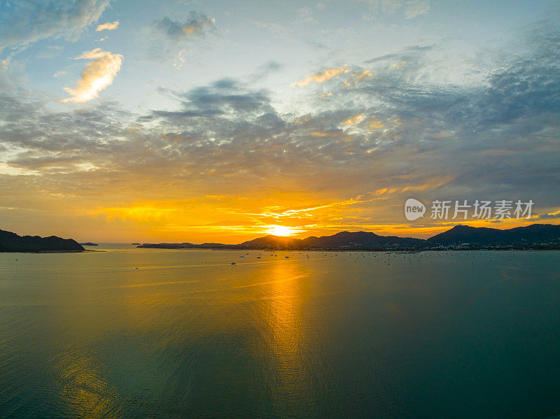 鸟瞰日落天空，美丽的光日落或日出在海上，多彩的戏剧性雄伟的景色日落天空，神奇的云和小波浪在海洋中，奇妙的光云背景