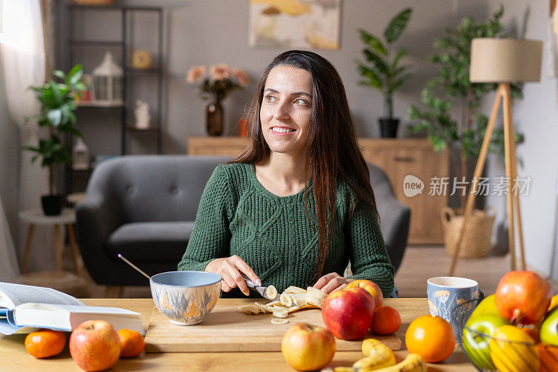 女人乐于用水果准备健康的早餐