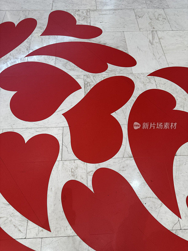 全帧图像大理石效果瓷砖地板与红色心形贴纸，升高的看法