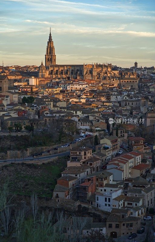 这是一座历史悠久的西班牙城市，以其中世纪建筑、丰富的文化遗产和世界级的剑艺而闻名。