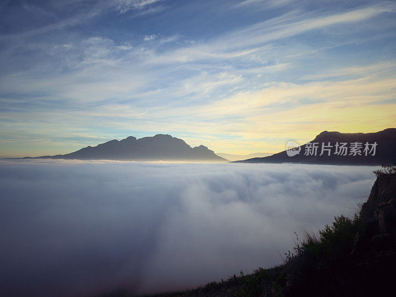 日出前云雾缭绕的早晨