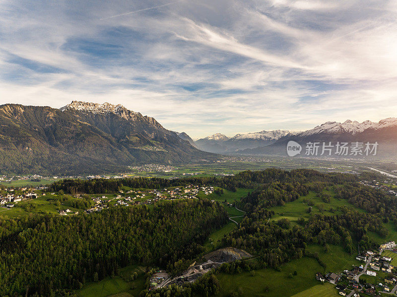 瑞士阿尔卑斯山鸟瞰图。圣加仑州。