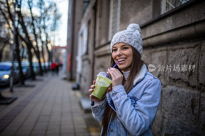 在城市街道上的年轻女子