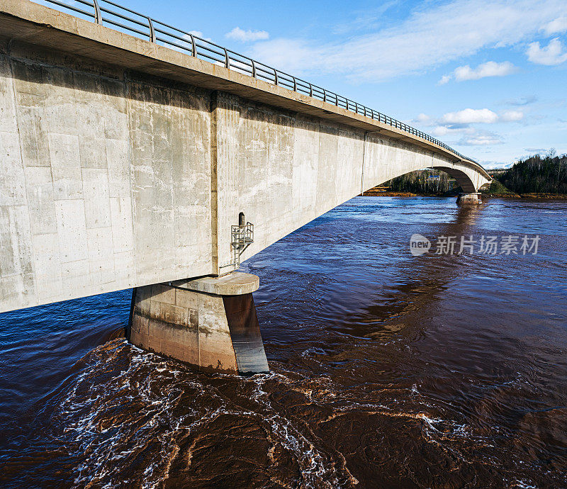 跨越感潮河大桥