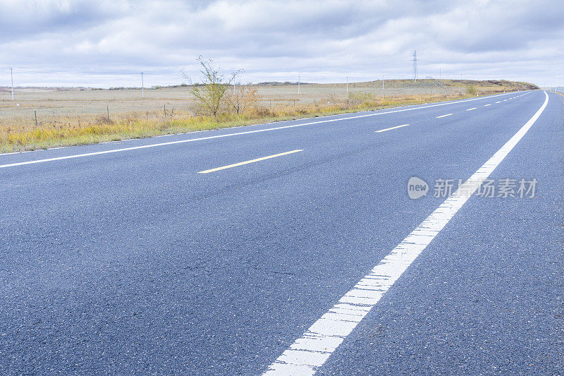 柏油路在高原地区具有美丽的风景