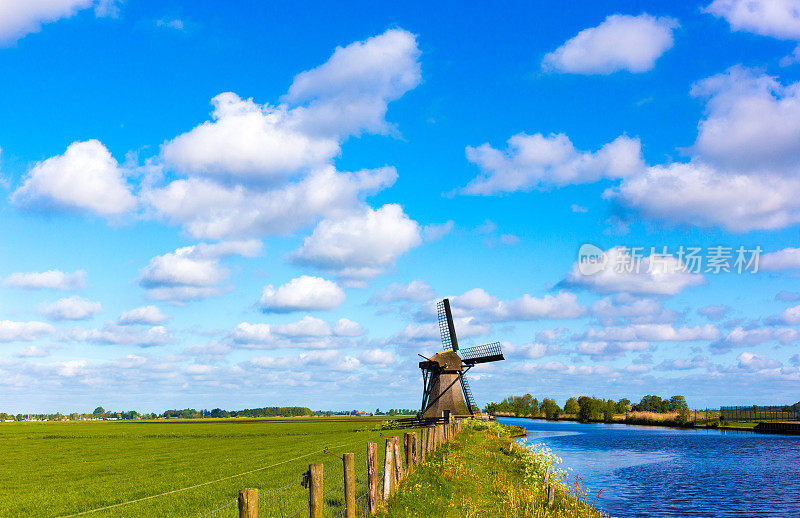 荷兰，弗里斯兰:风车、蓝天、蓬松的云朵