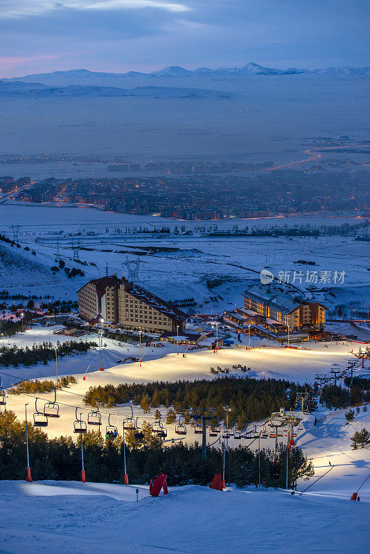 冬天的白雪皑皑的帕兰多肯山脉和埃尔祖鲁姆城市。