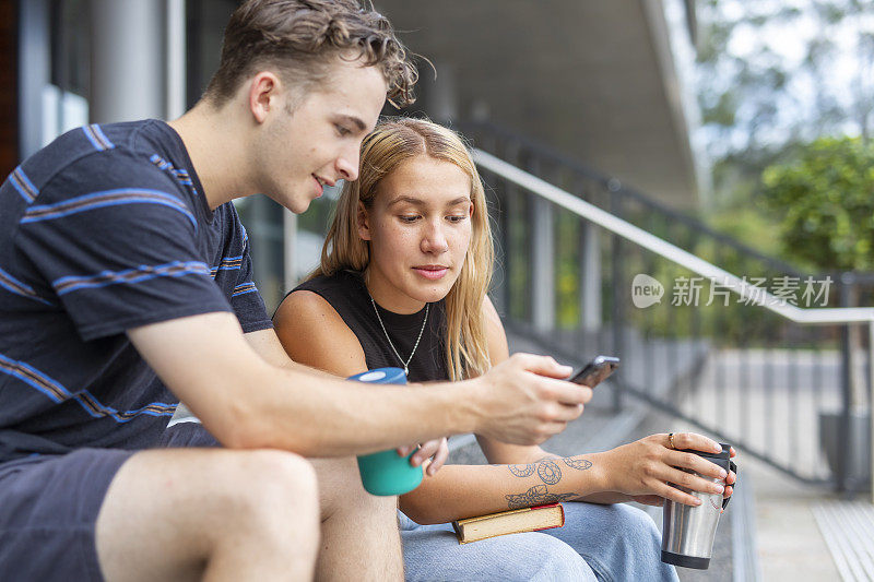 一对正在看手机的年轻夫妇