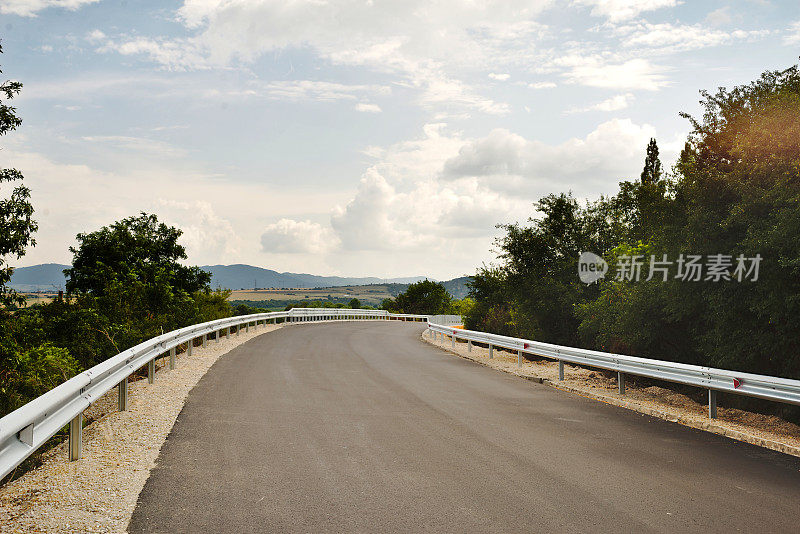 空无一人的道路