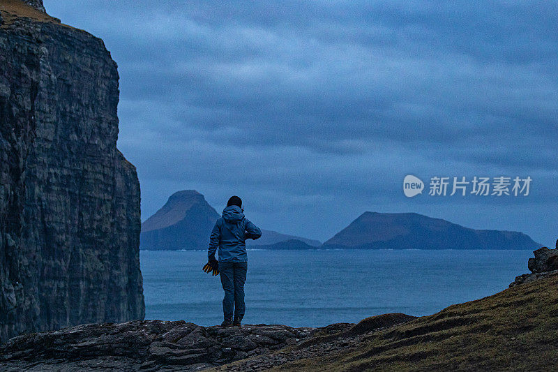 女性旅游冒险:在法罗群岛徒步旅行