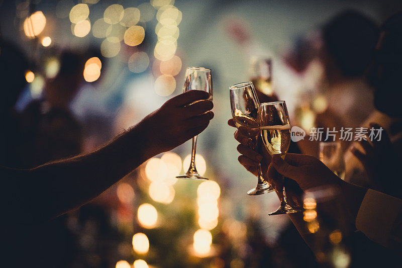 庆祝祝酒与仙女灯和香槟剪影