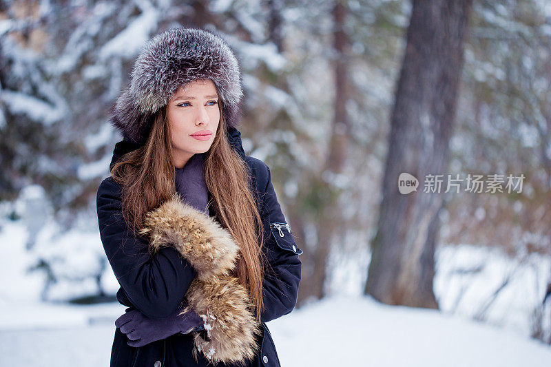 优雅美丽的冬季女子肖像。