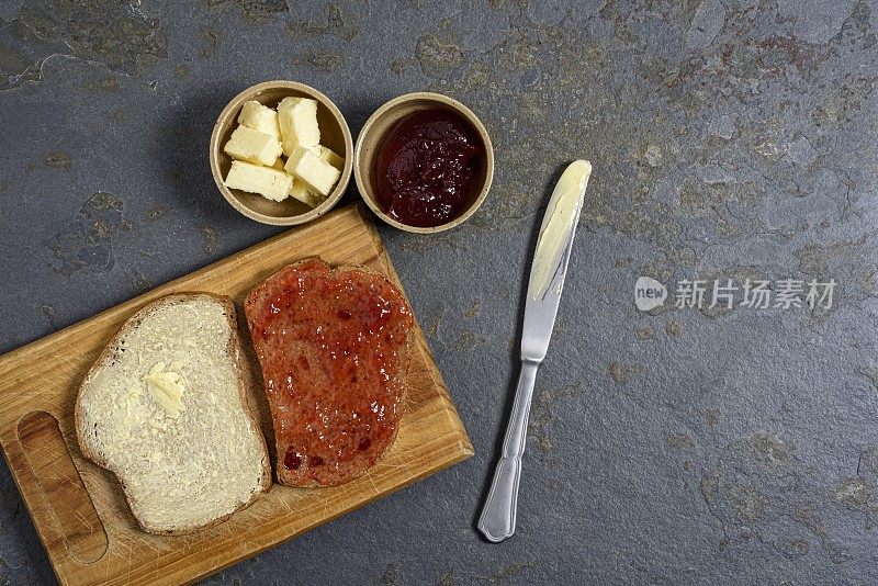 黑麦面包片，黄油，草莓酱和火鸡火腿