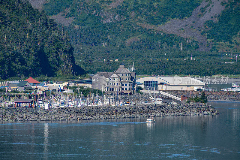 阿拉斯加钓鱼码头和船码头与山和海