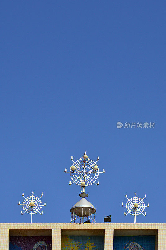 厄立特里亚阿斯马拉科普特大教堂-装饰华丽的十字架，上面有代表鸵鸟蛋的球体