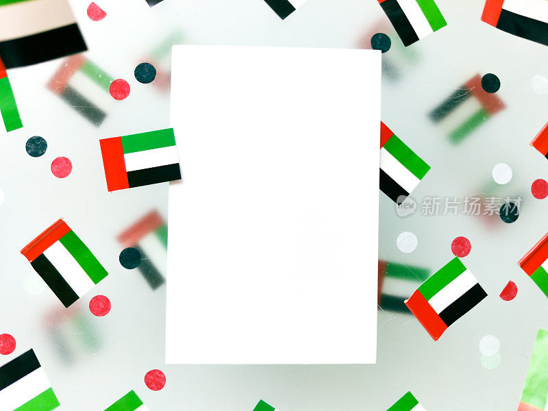 阿拉伯联合酋长国庆祝独立日。12月2日。al-Imarat阿拉伯电视台al-Muttahida。座右铭是上帝，国家，总统。歌颂辉煌，我的祖国。国旗悬挂在雾蒙蒙的背景上。爱国、自由和记忆