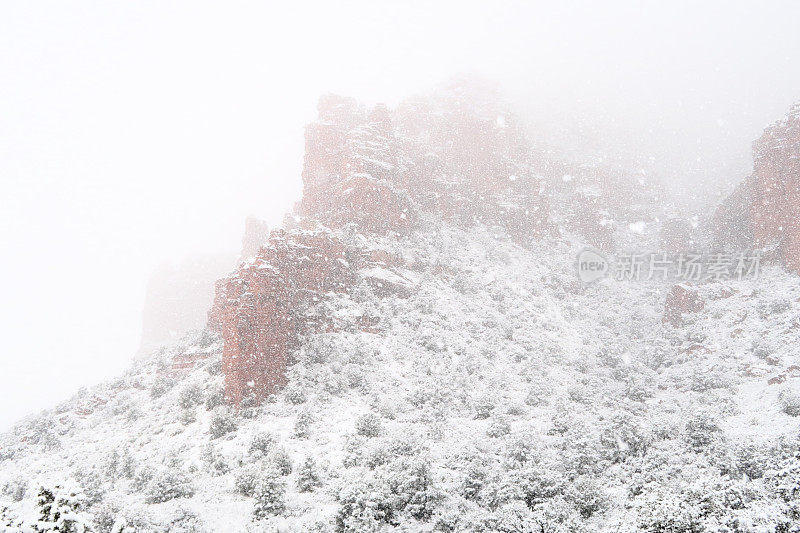 暴风雪红岩山荒野