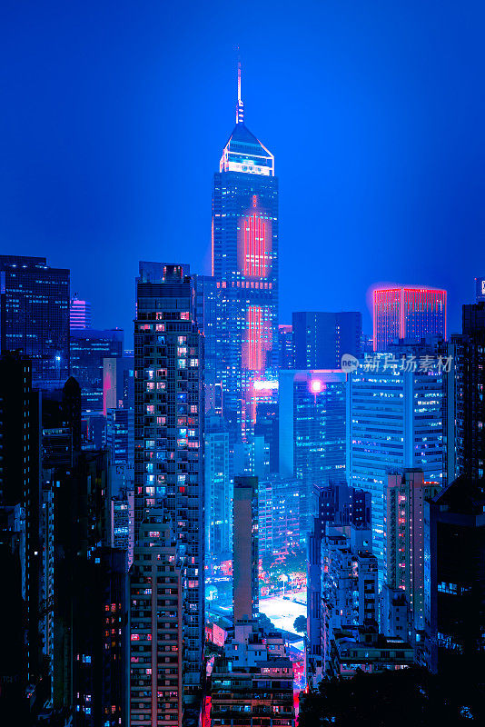 在香港的现代办公大楼的夜晚