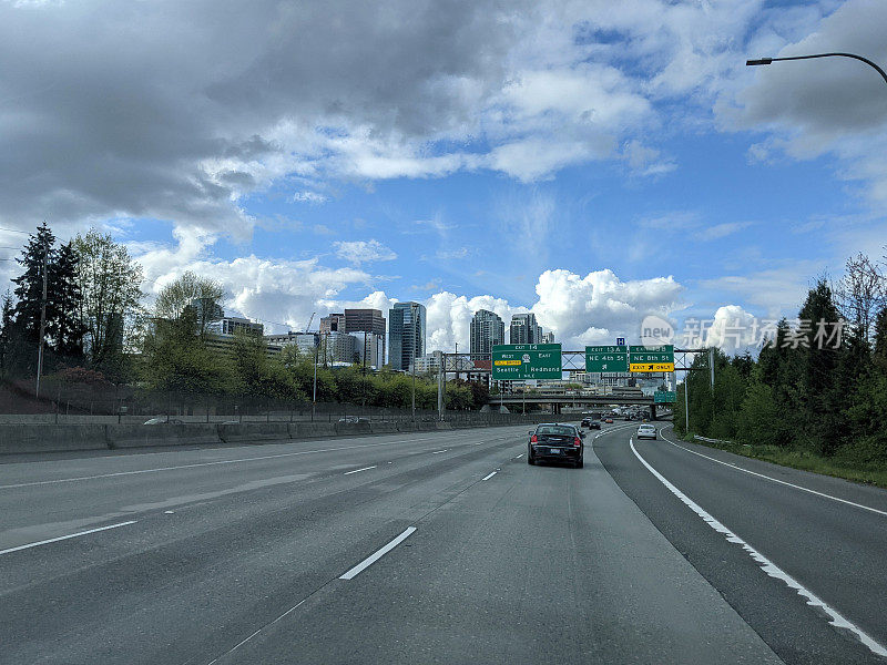 从州际公路看西雅图市中心，靠近东北第四街和第八街。