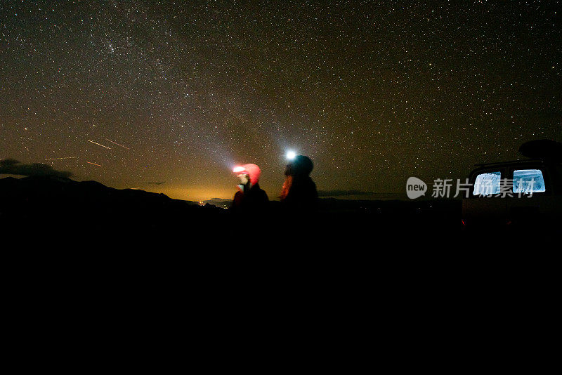 一对夫妇在山里进行公路旅行探险