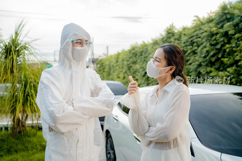 身着防护服准备接受冠状病毒检测的年轻妇女和医务工作者的肖像。