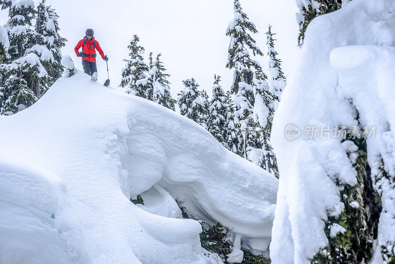 野外滑雪者准备掉下雪崖的景象