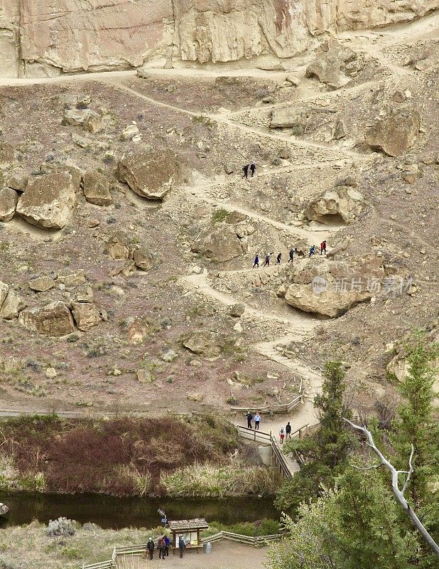 在史密斯岩州立公园的曲折小径上的徒步旅行者