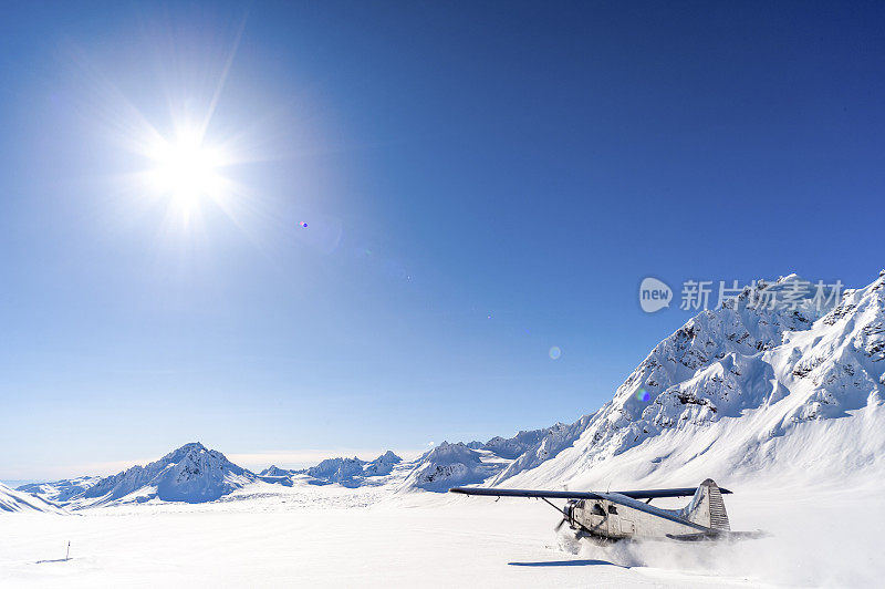 搜救飞机在雪坡上起飞