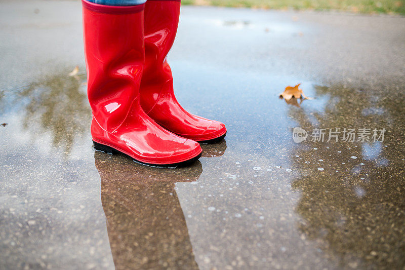 穿雨靴的女人