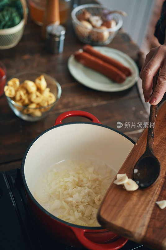 在家庭厨房准备托斯卡纳饺子汤