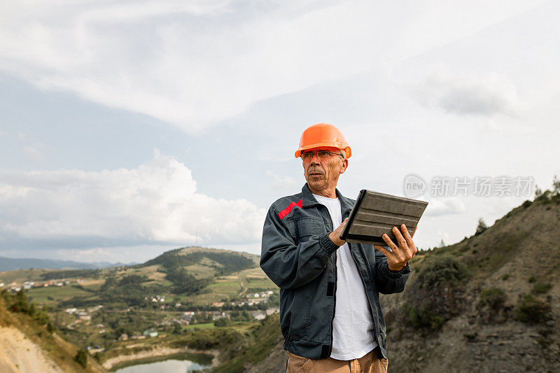 高级男工程师建筑师使用平板电脑工作