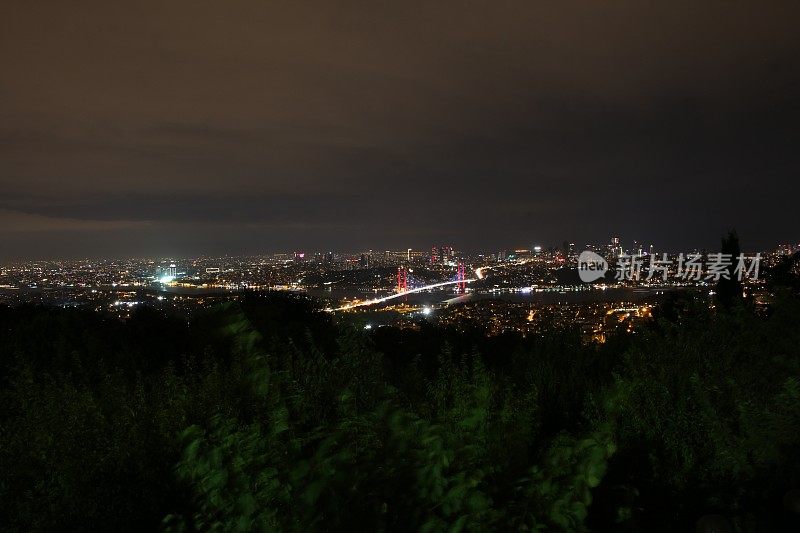 博斯普鲁斯海峡，少女塔，卡姆利卡的夜景