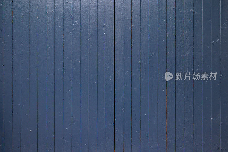 一扇蓝色木制车库门的一部分
