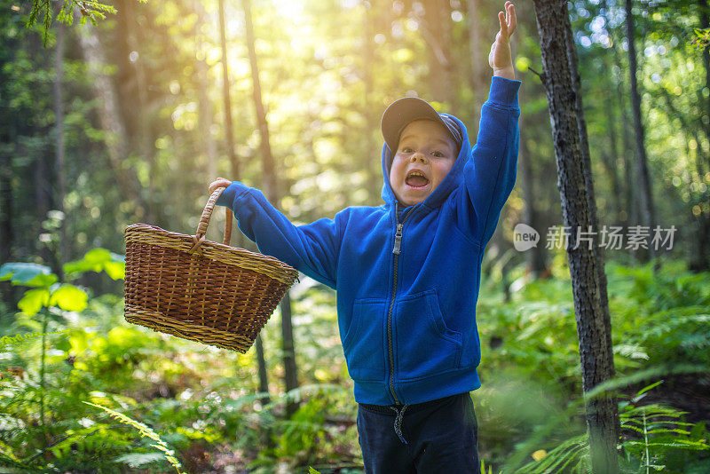 一个带着柳条篮子的迷路男孩在森林里尖叫