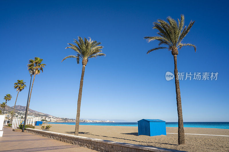西班牙马拉加太阳海岸的富恩吉罗拉海滩
