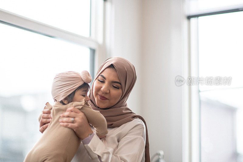 穆斯林母亲和她的孩子