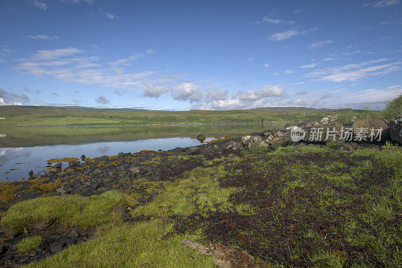 苏格兰斯凯岛爱丁堡附近海滩上的格雷肖尼什湖的岸边。