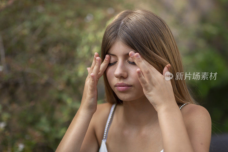 有过敏或感冒症状的年轻女性