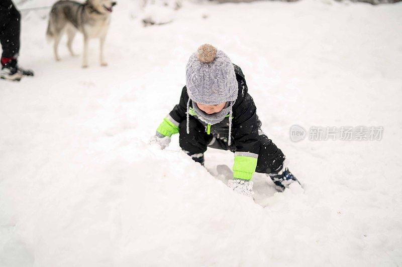 孩子在雪地里玩