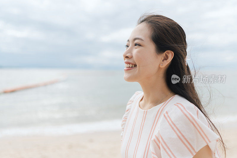 自信亚洲美丽微笑的女性期待在热带海滩享受宁静的时刻