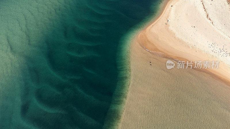清澈的水和沙洲在塔莱budgera溪附近伯利头，黄金海岸，澳大利亚昆士兰
