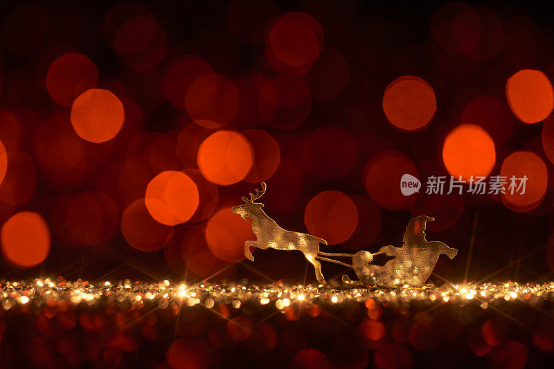 圣诞老人的雪橇和驯鹿-背景红色散焦