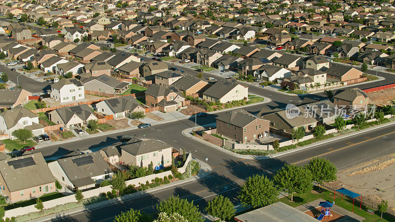 鸟瞰在贝克尔斯菲尔德，加州的重复地段住房