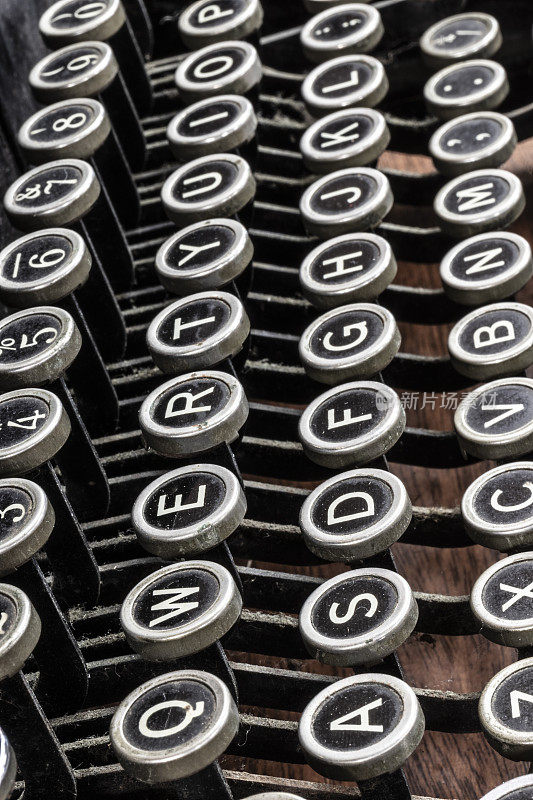 老式打字机，显示传统的QWERTY键盘。在短信出现之前，人们用打字机写信交流。