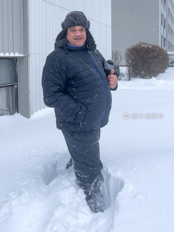 暴风雪中的摄影师肖像